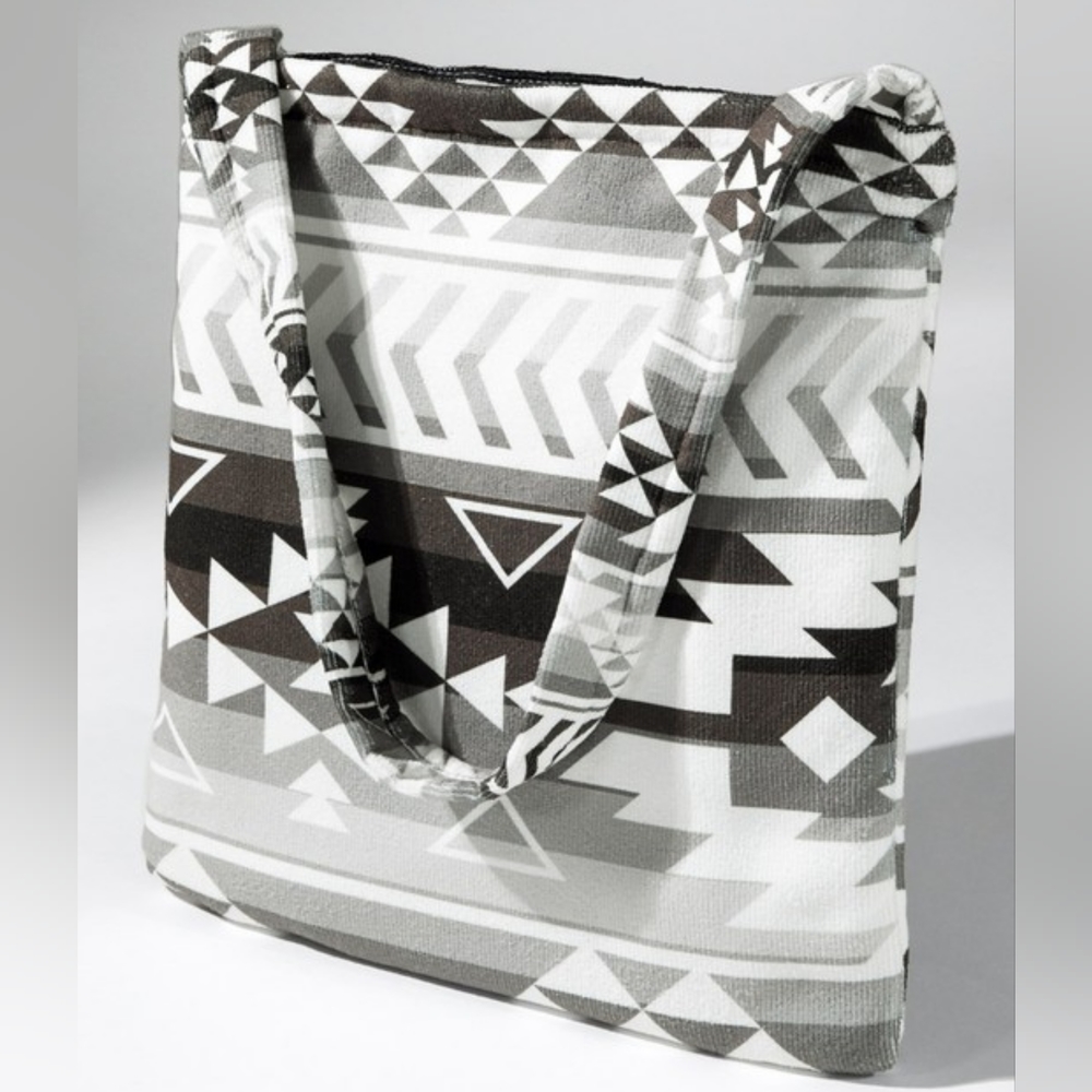 2 in 1 Beach Towel & Bag - Shoulder Bag Turns Into a Beach Towel! - Black White - Picture 3 of 9